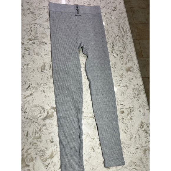 New Fabletics sz M Gray Cable Knit 7/8 Leggings stretchy 1099 - Picture 2 of 9